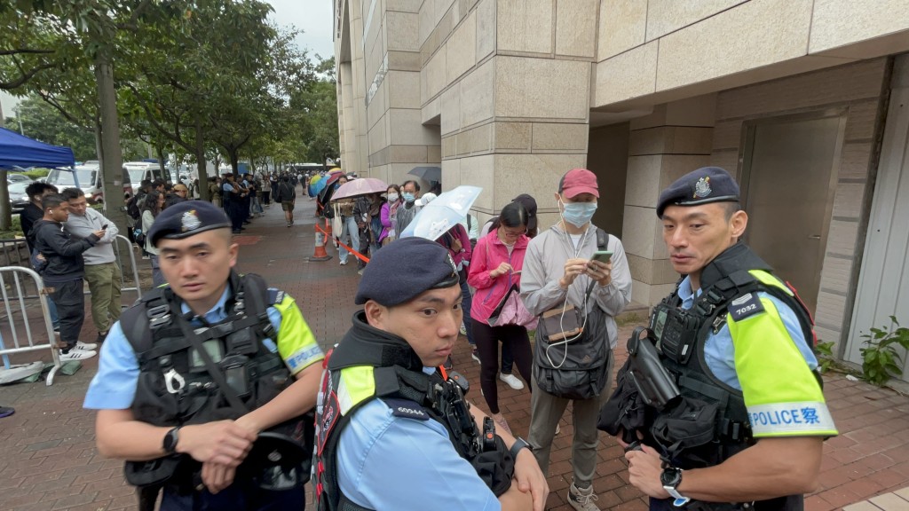 大批警員在法院外佈防。