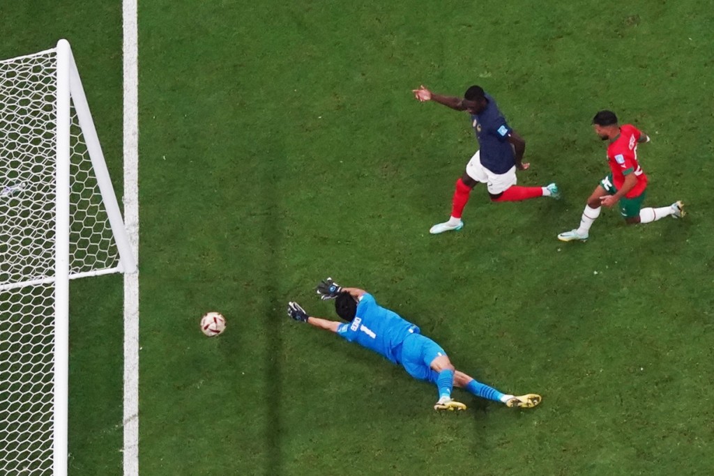 八十分钟，法国前锋基利安麦巴比禁区左边个人突破起脚省中摩洛哥前锋艾沙苏利皮球弹向远柱，刚后备入替的前锋高路梅安尼(中)近射破网为法国奠定2:0胜局。REUTERS