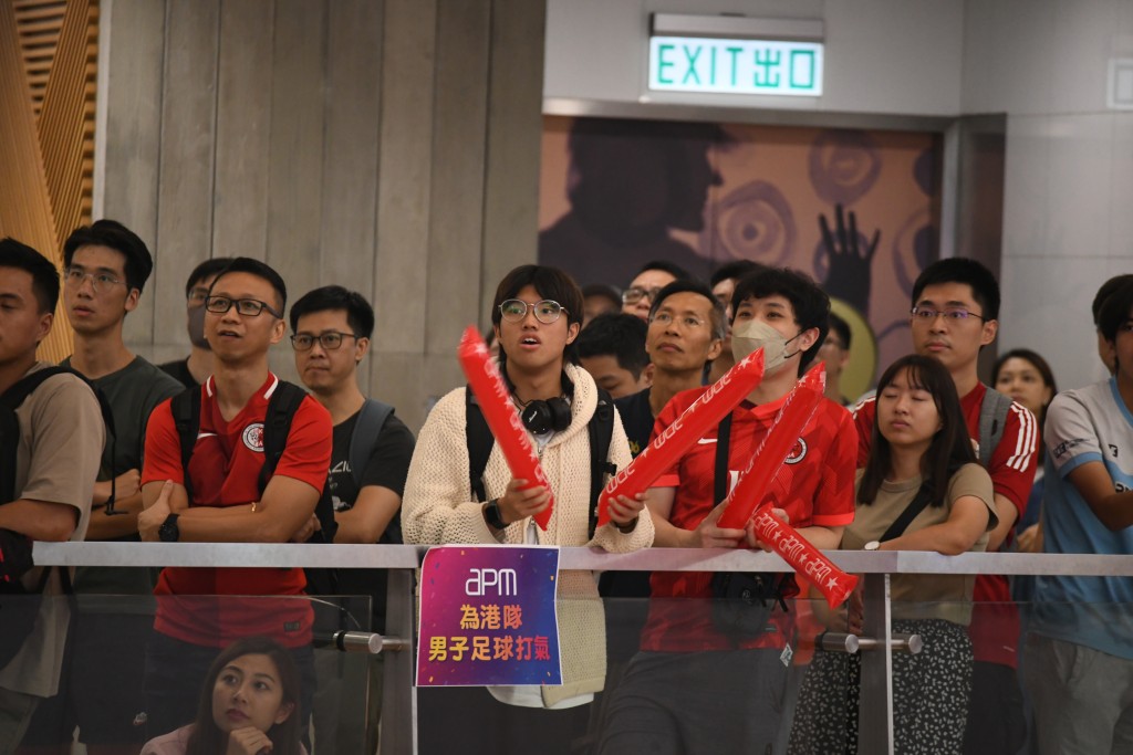 香港男子足球队在杭州亚运历史性晋级四强，大量市民挤满商场的各处，为港队打气。何健勇摄