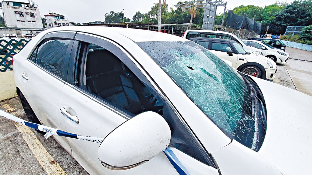 遭截停私家車被砸毀擋風玻璃。
