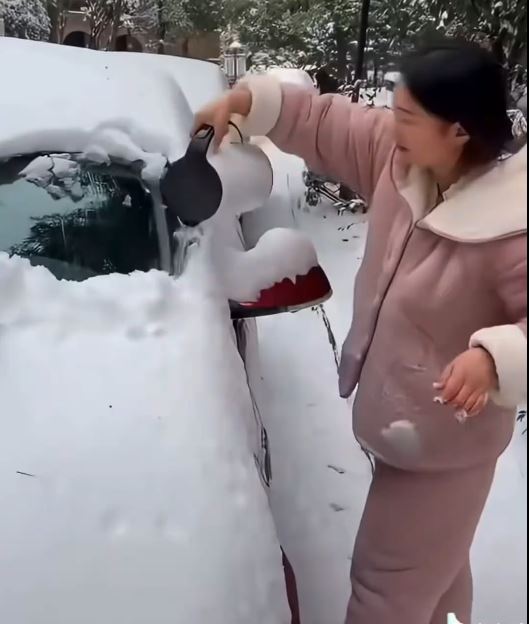 安徽女子拿別人汽車用滾水做「破冰」實驗，被網民追罵。抖音