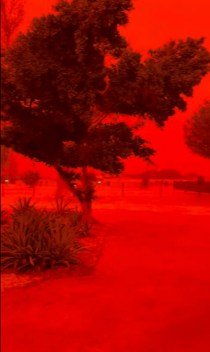 澳洲西海岸近日出现一幕震惊全球的自然异象，整片天空被染成如鲜血般的深红色，相关影片在网络疯传。YouTube@accuweather 