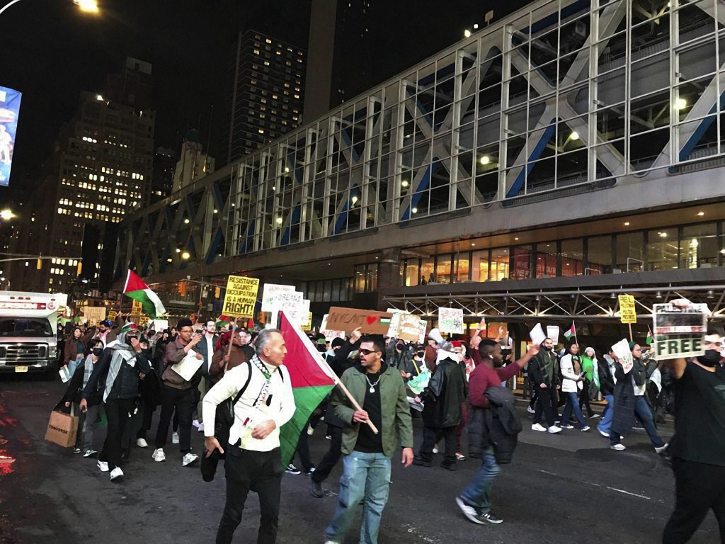 示威者先在紐約市中心遊行，斥責拜登支持以色列對巴人種族滅絕。美聯社