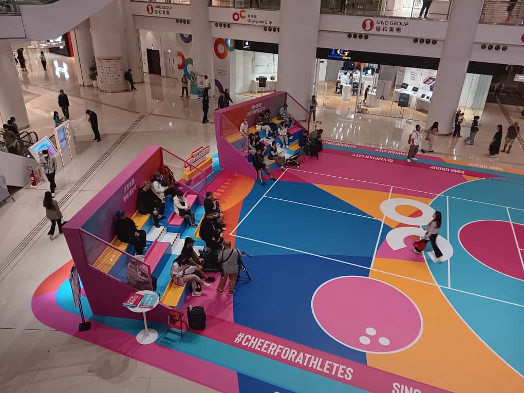 觀眾坐在看台欣賞賽事。