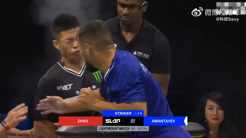 趙鴻剛在打耳光比賽中,被對手KO打至翻白眼。微博@科技Sexy 趙鴻剛在打耳光比賽中,被對手KO打至翻白眼。微博@科技Sexy