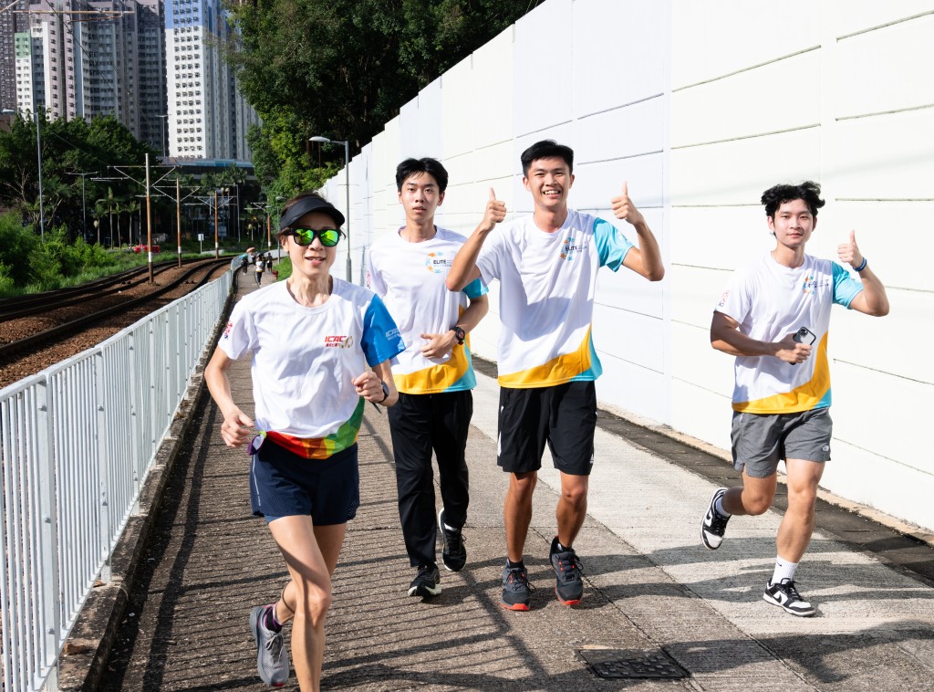 社区关系处处长黄洁梅在训练营与学员并肩晨跑。