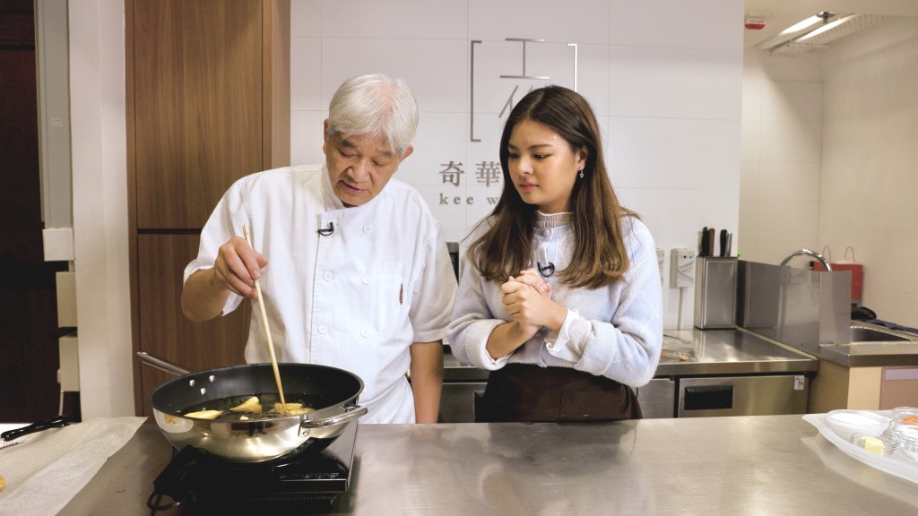 奇華工作坊早前舉辦新春美食製作班,今次記者請來奇華餅家林歡師傅教導。