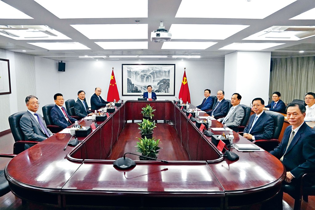 中央港澳辦召開會議,夏寶龍主任(中)主持會議。原港澳辦副主任宋哲(左)、鄧中華(右)也參加會議。