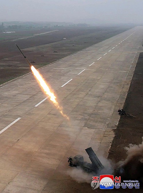 北韩进行引进新技术的240毫米火箭炮试射。朝中社