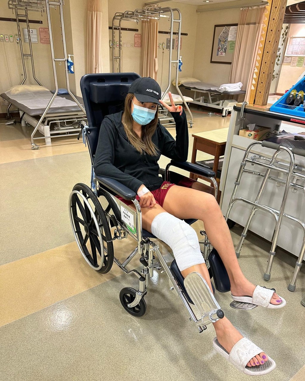 罗苡之今年8月初因膝盖受伤入院。