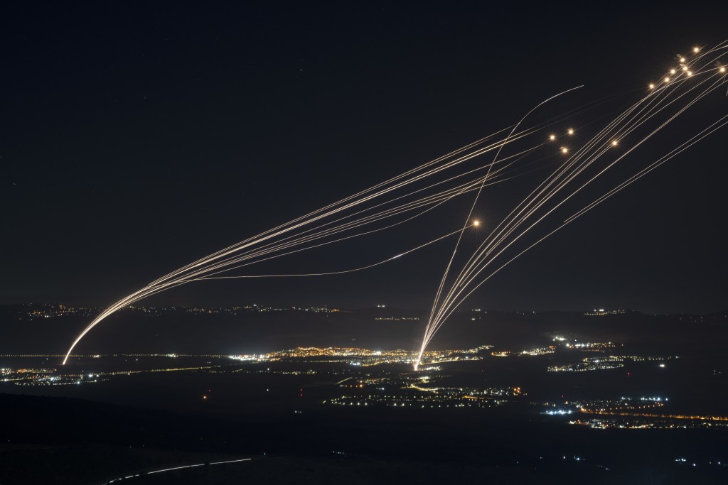 真主黨向以色列北部發射數十枚「喀秋莎」火箭彈，遭以色列防空系統攔截。美聯社