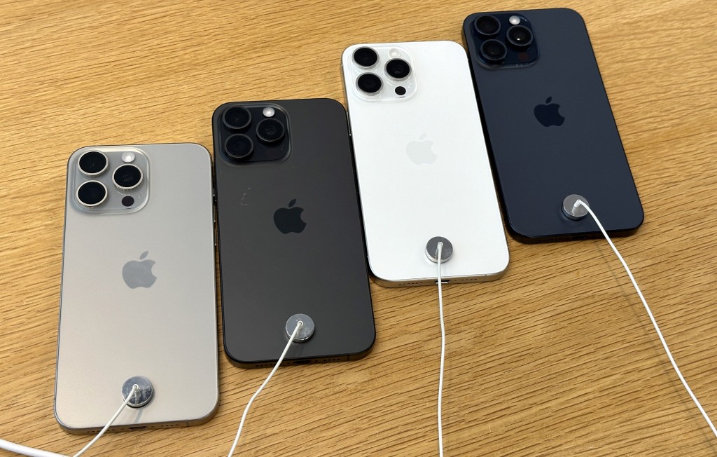 iPhone 15 Pro Max備有原色、黑、白及藍4種鈦金屬色選擇。