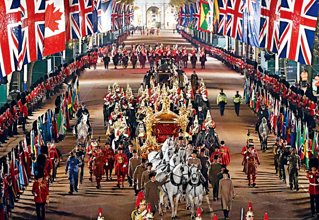 英皇加冕儀式周三晚在倫敦綵排，查理斯三世將乘坐的黃金馬車駛過林蔭大道。
