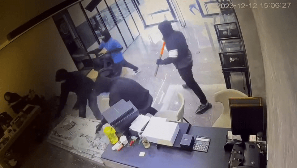 两名劫匪负责持刀挟持店员，另外两人则持大铁槌打爆饰柜抢掠。网上片段