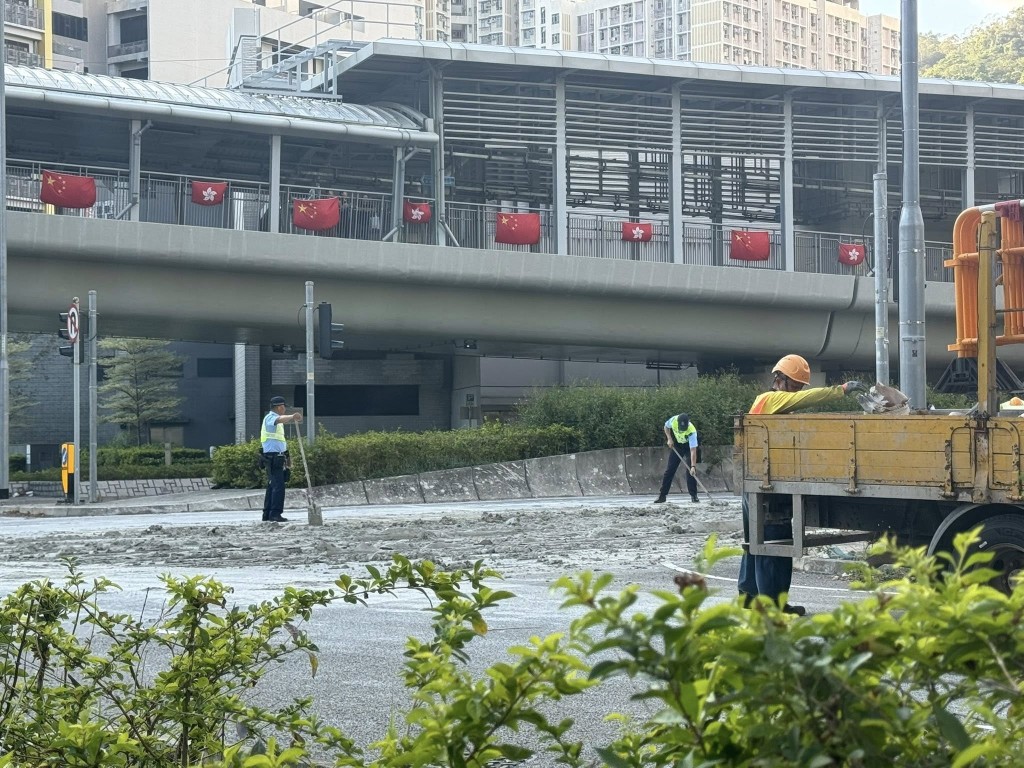 警員在場協助剷泥。FB：將軍澳主場