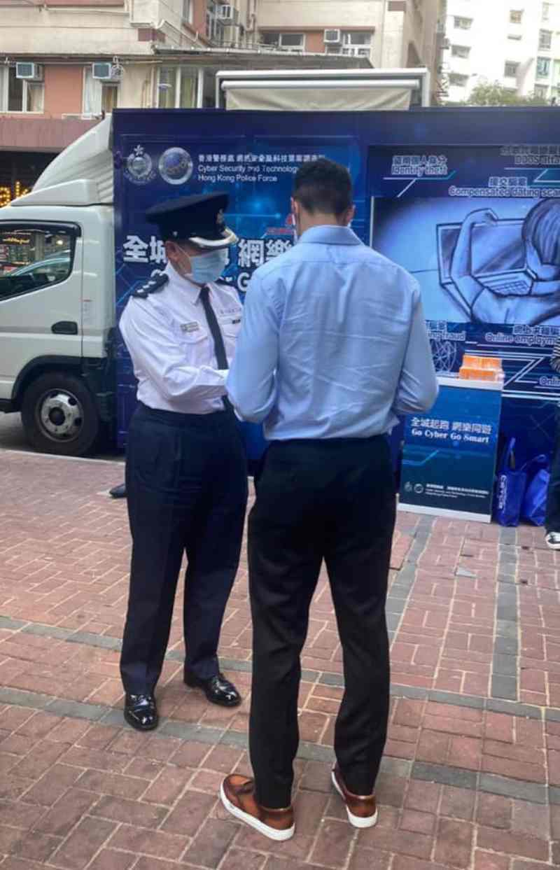警方向市民派發網絡安全宣傳品。圖:警方提供