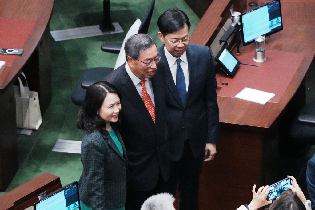 財委會主席陳振英與梁君彥、衛碧瑤合照。汪旭峰攝 財委會主席陳振英與梁君彥、衛碧瑤合照。汪旭峰攝
