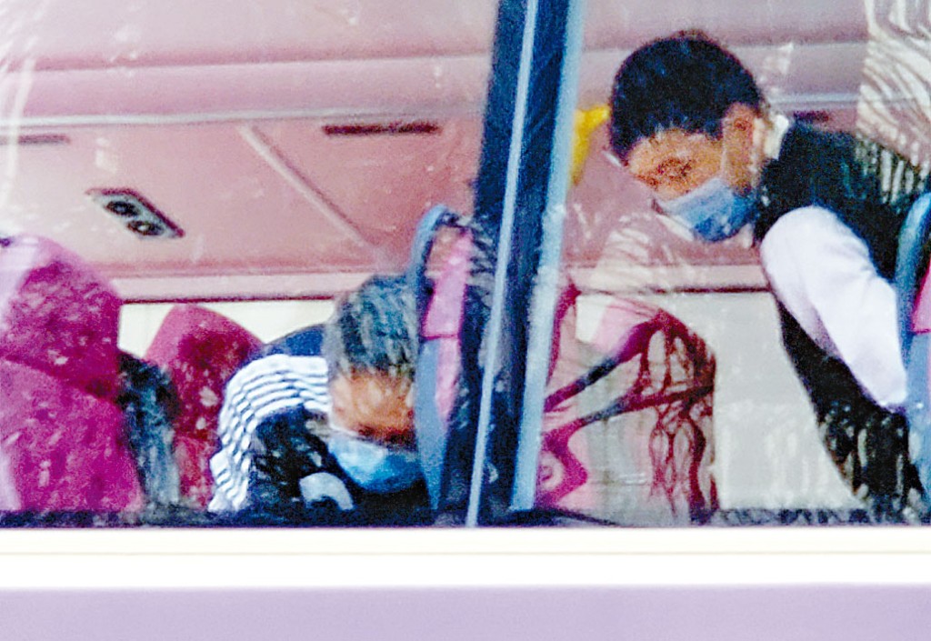 巴士上層車廂座椅被插針,探員登車調查。