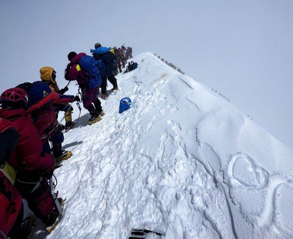 登顶K2的人潮。 Lakpa Sherpa/8K Expeditions
