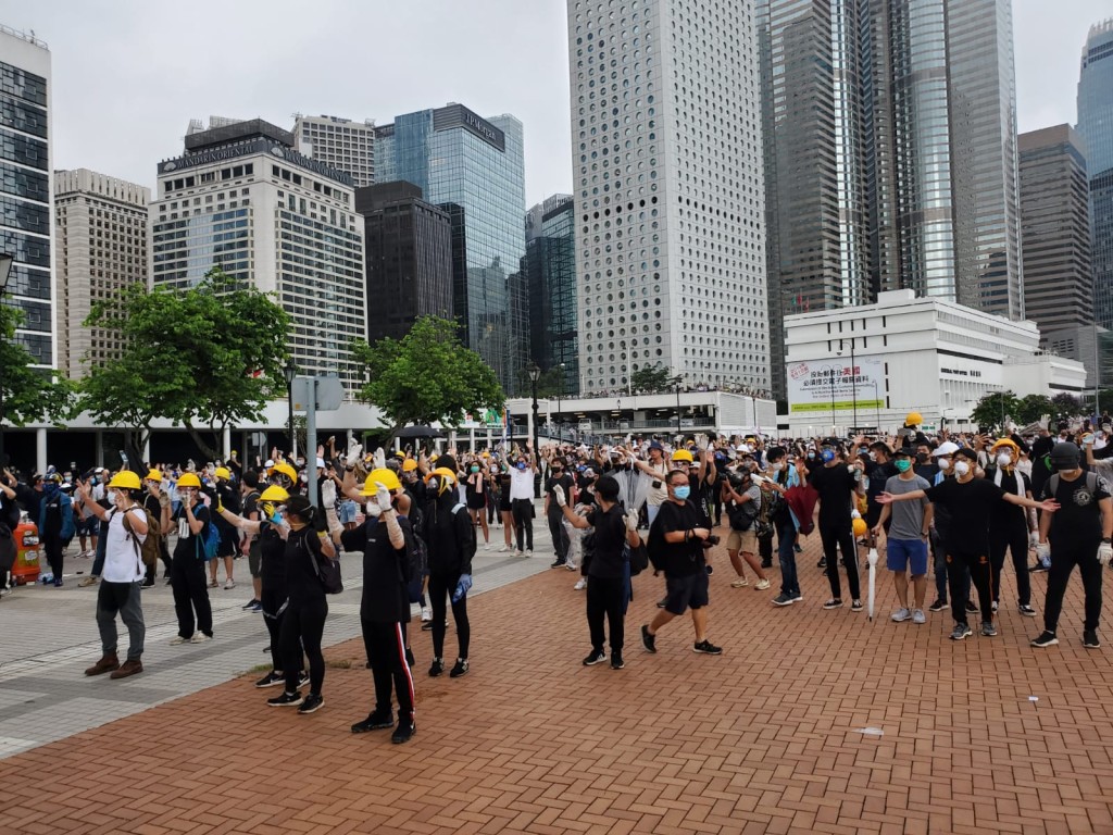 示威者與防暴警察局面僵持