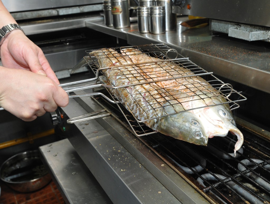 外賣員日常工作需頻繁提舉如雞煲、烤魚、煲仔飯等，長時間重複動作或致手部勞損。資料圖片