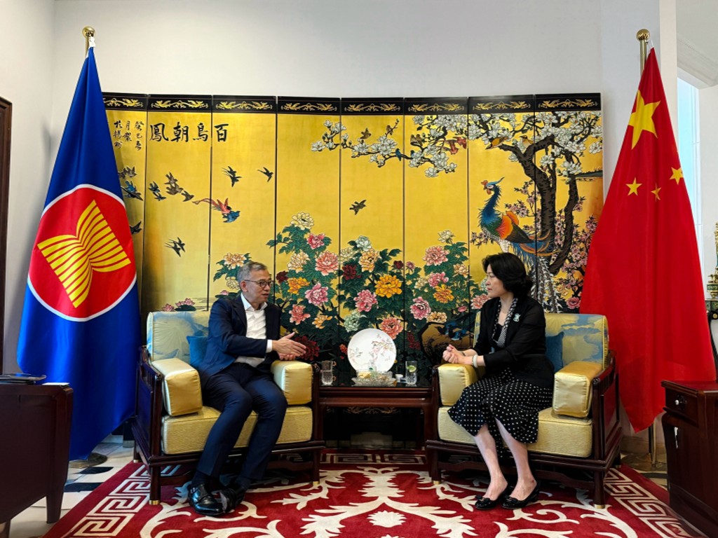 廉政專員胡英明(左)拜訪中國駐東盟特命全權大使侯艷琪。 廉政專員胡英明(左)拜訪中國駐東盟特命全權大使侯艷琪。