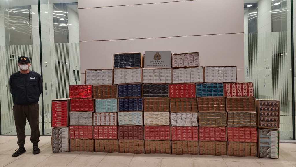 海關檢獲112萬支懷疑私煙，市值約500萬元。黎志偉攝