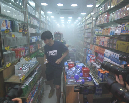 有藥房被催淚彈擊中。