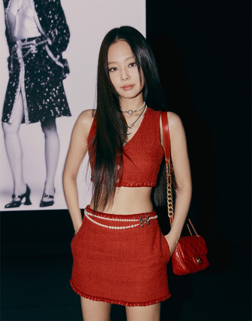 Blackpink成員Jennie穿着Chanel搶眼的火紅色呢絨短身背心及A字短裙，出席品牌春夏時裝騷，提早發放熱力四射的性感魅力。（Chanel）