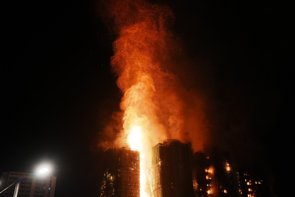 入夜後，宏福苑大火仍未救熄。汪旭峰攝