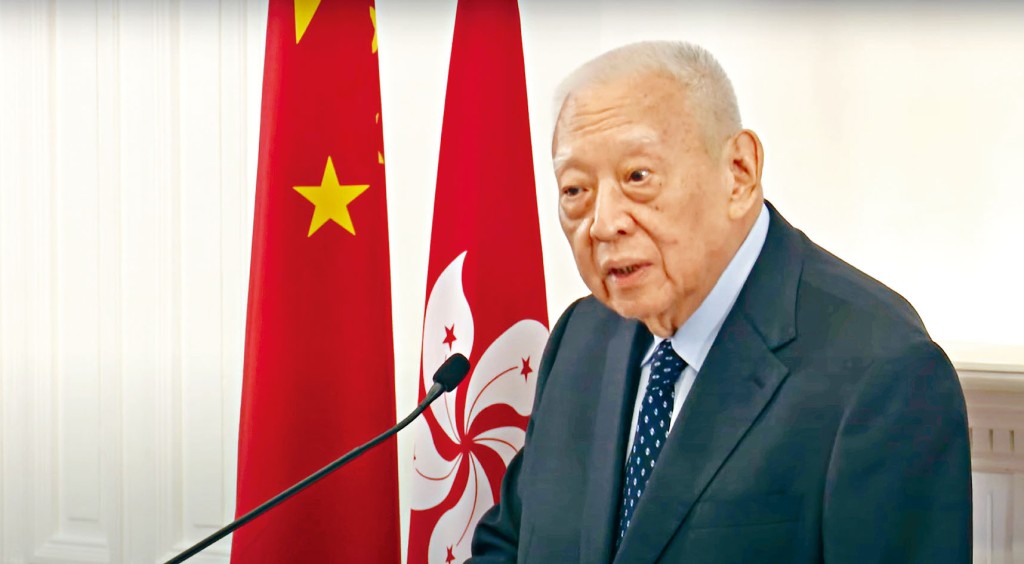 董建华说：「过去一年，香港得了重病。」