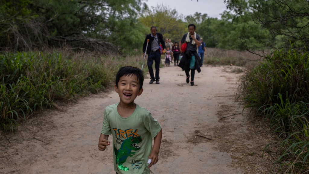 中國人今年經美墨邊境偷渡到美國人數大增，當中包括兒童。路透社