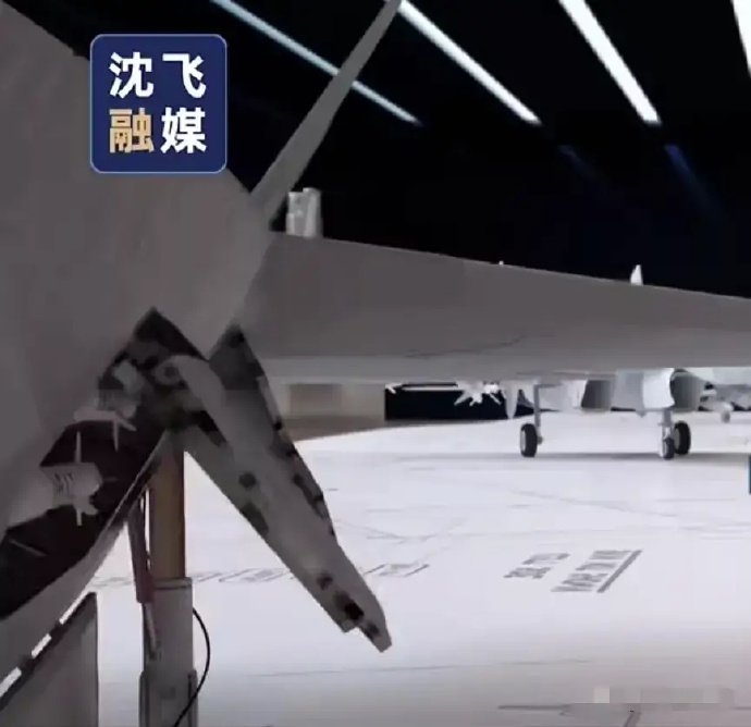官方曝光殲-31B設側身彈艙，每邊有4枚空對空格鬥導彈。