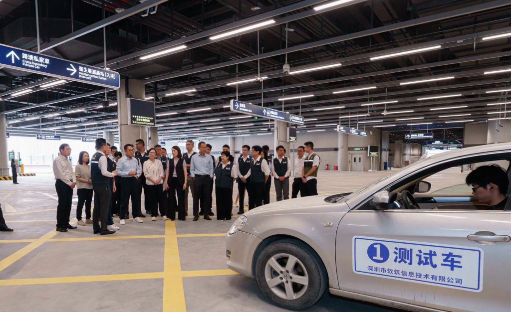陳子達視察新皇崗口岸「聯合一站式」車道測試。香港海關fb圖片 陳子達視察新皇崗口岸「聯合一站式」車道測試。香港海關fb圖片