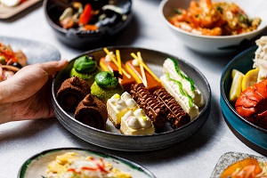 甜品方面有六款由酒店糕饼主厨设计的招牌口味，造型精致可口。（Big Bay Cafe）
