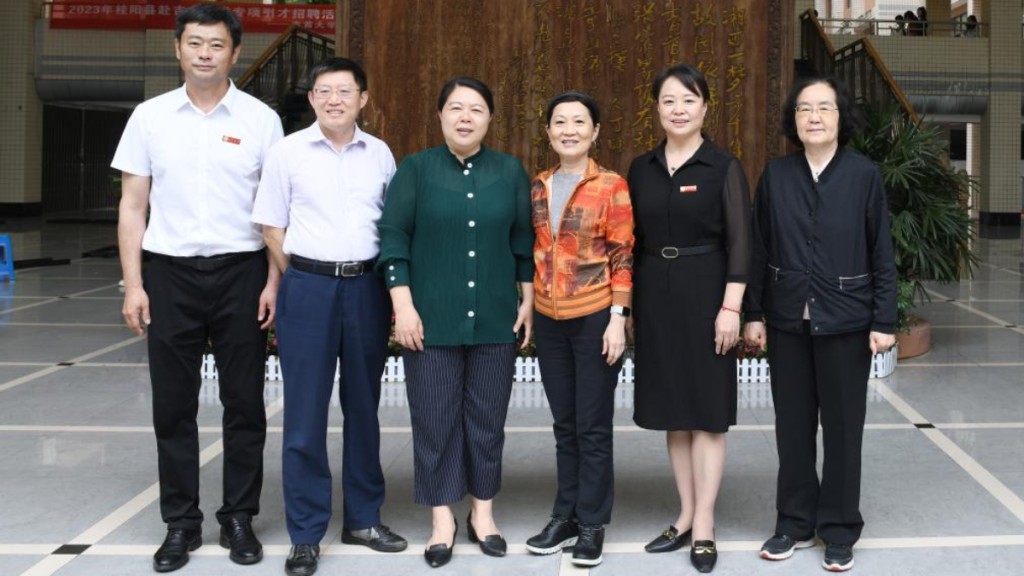 實事助學基金會理事長朱燕（右三）去年到吉首大學與參加研究人員合照。
