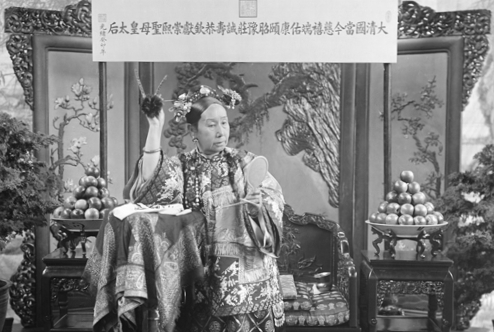 慈禧丈夫咸豐皇帝30歲時就去世，26歲的慈禧太后就守寡。