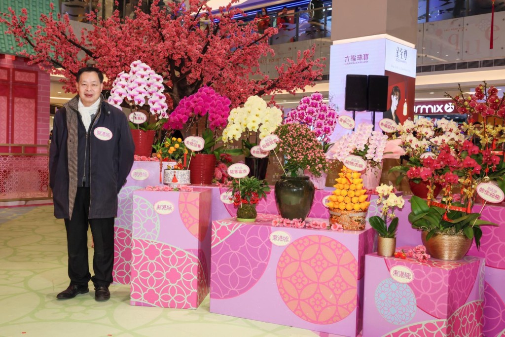 年花大王、香港鮮花盆栽批發商會主席賴榮春先生精選過百款龍年意頭年花。