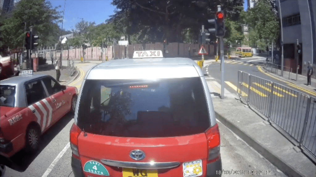 的士撞向石壆後車尾彈起。Facebook群組 車cam L(香港群組)影片截圖 的士撞向石壆後車尾彈起。Facebook群組 車cam L(香港群組)影片截圖