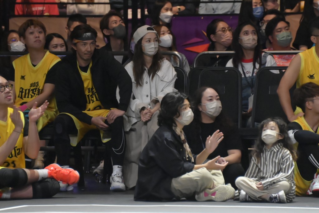 谢安琪及仔女都有现身睇球赛撑阿聪。