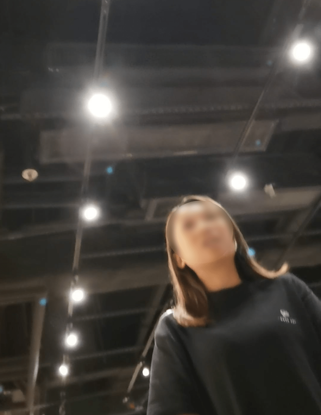 涉事西餐廳女店員接受記者以顧客身份查詢時，表明該專頁偽冒餐廳進行詐騙，公司已就事件報警。
