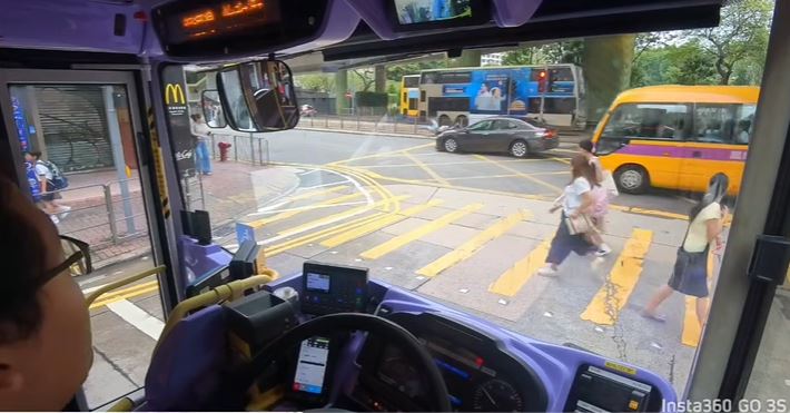 男子遭駛至私家車撞飛上車頭。fb 車cam L（香港群組）  