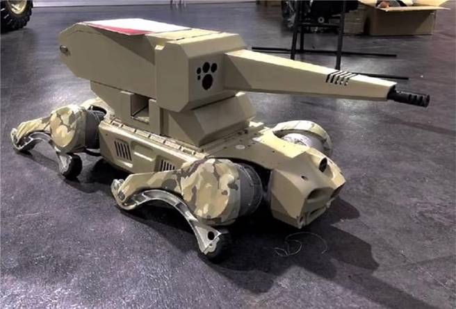 战斗机器狗不站起来时，像小型坦克。