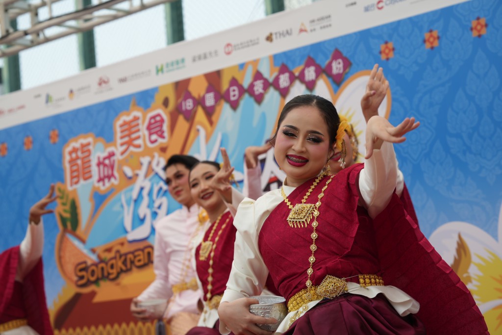 典禮先由本地團體及來自泰國的表演團體表演歌唱及舞蹈。劉駿軒攝