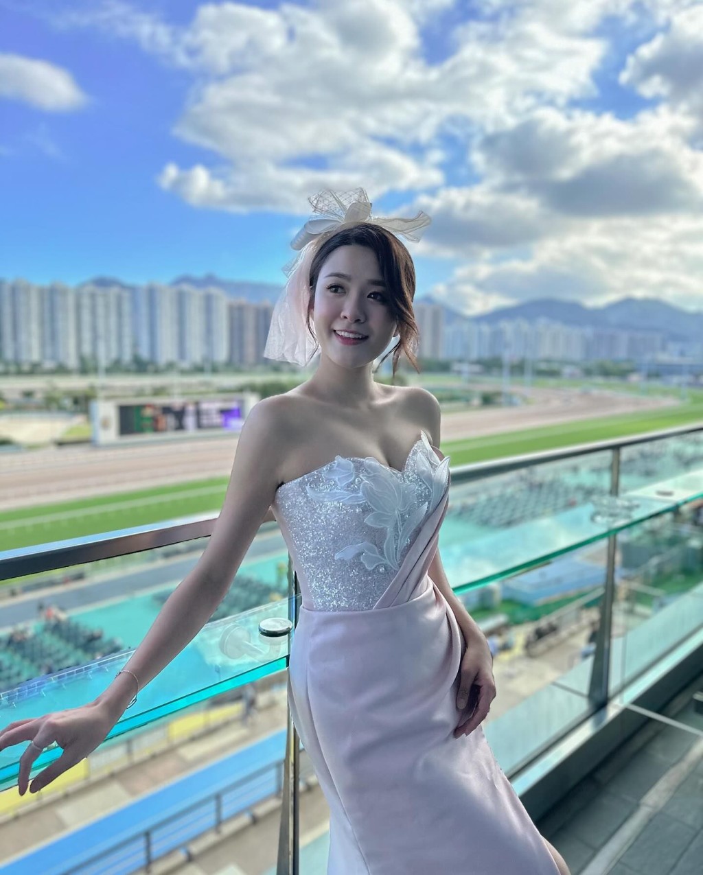江嘉敏次次入馬場都穿得相當性感。