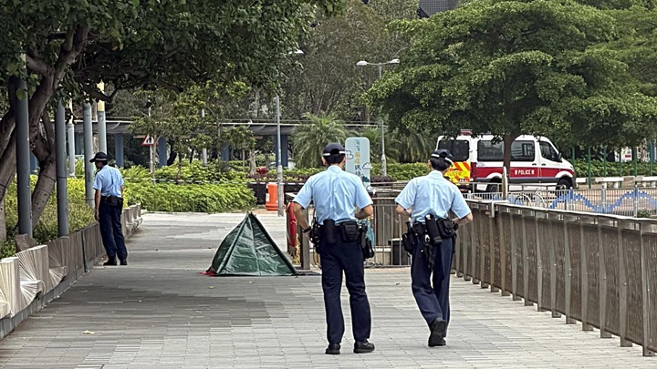 屍體蓋上遮屍帳篷。fb:麗城、西約交流區 - 無過濾版