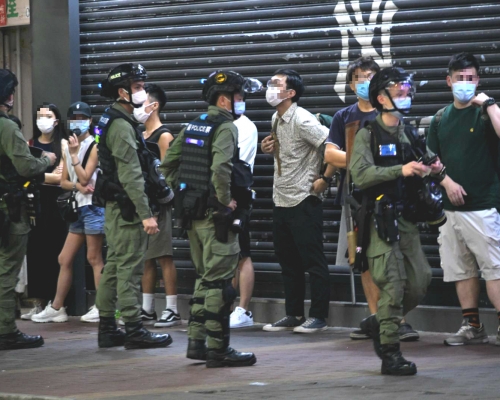 警員截查市民。