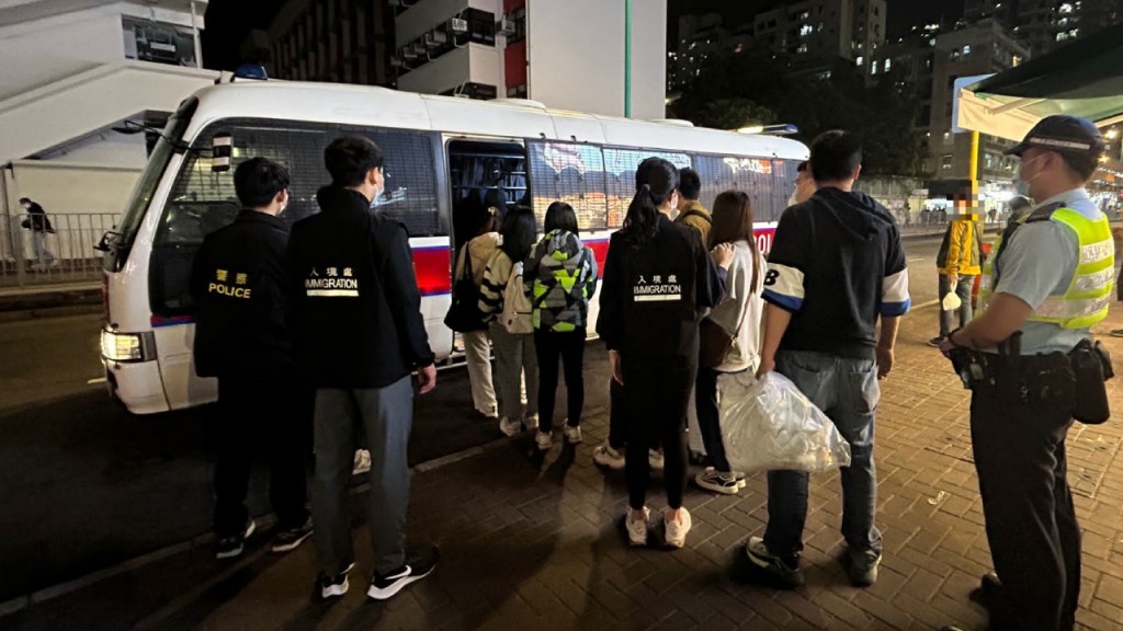 屯門警方聯同入境處 掃黃反黑工拘6女。警方提供