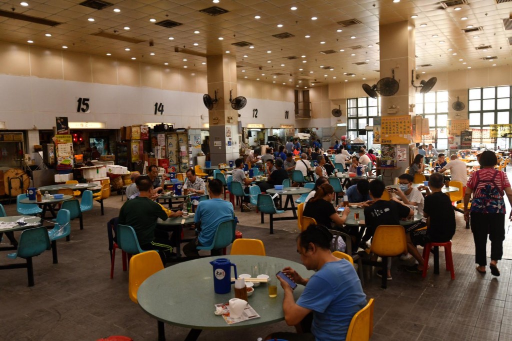 北河街市政大樓熟食中心發生煙民與控煙辦人員衝突事件。資料圖片