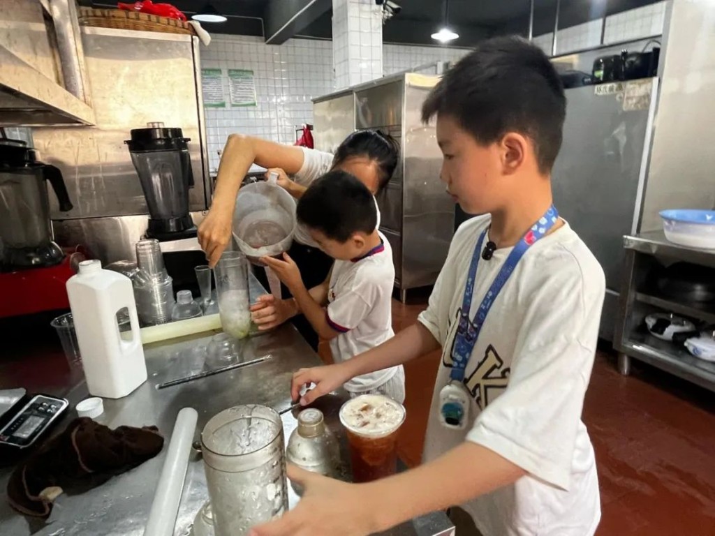 有了儿子的帮助，贺建与胡茜得以顺利经营乡村酒店。《潇湘晨报》